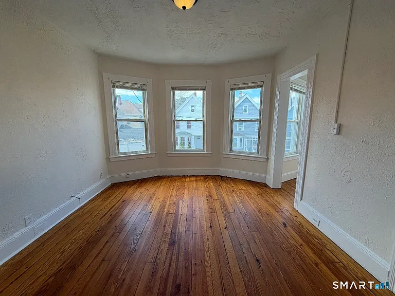 120 Rennell St — Photo 7