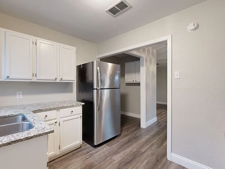 906 Estelle Ave — Photo 5