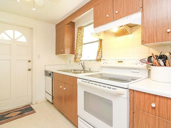 4th image of 141 Sandhurst Dr