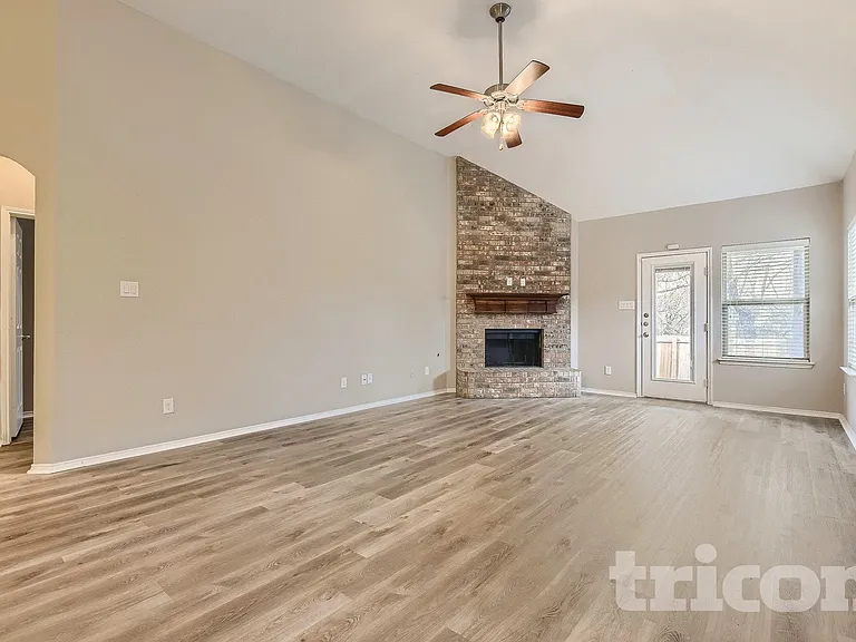 1820 Abby Creek Dr — Photo 5