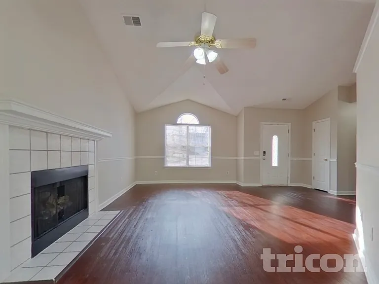 425 Northshore Ct — Photo 2