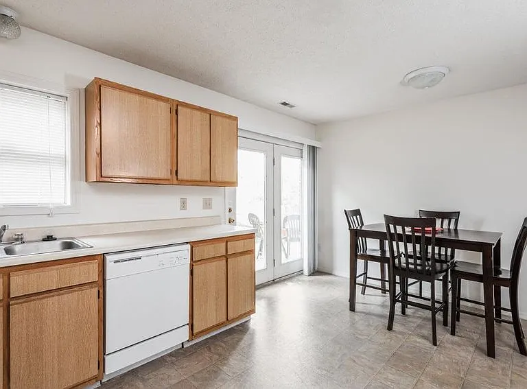 Regency Court Apartments — Photo 57