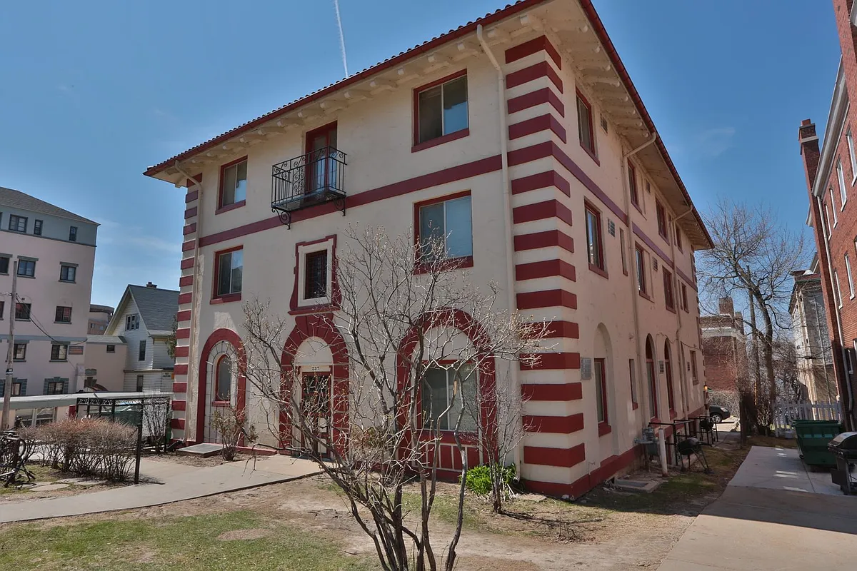 Building Photo - 237 W Lakelawn Pl