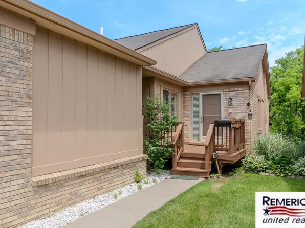 35400 Blue Spruce Dr, Farmington, MI 48335