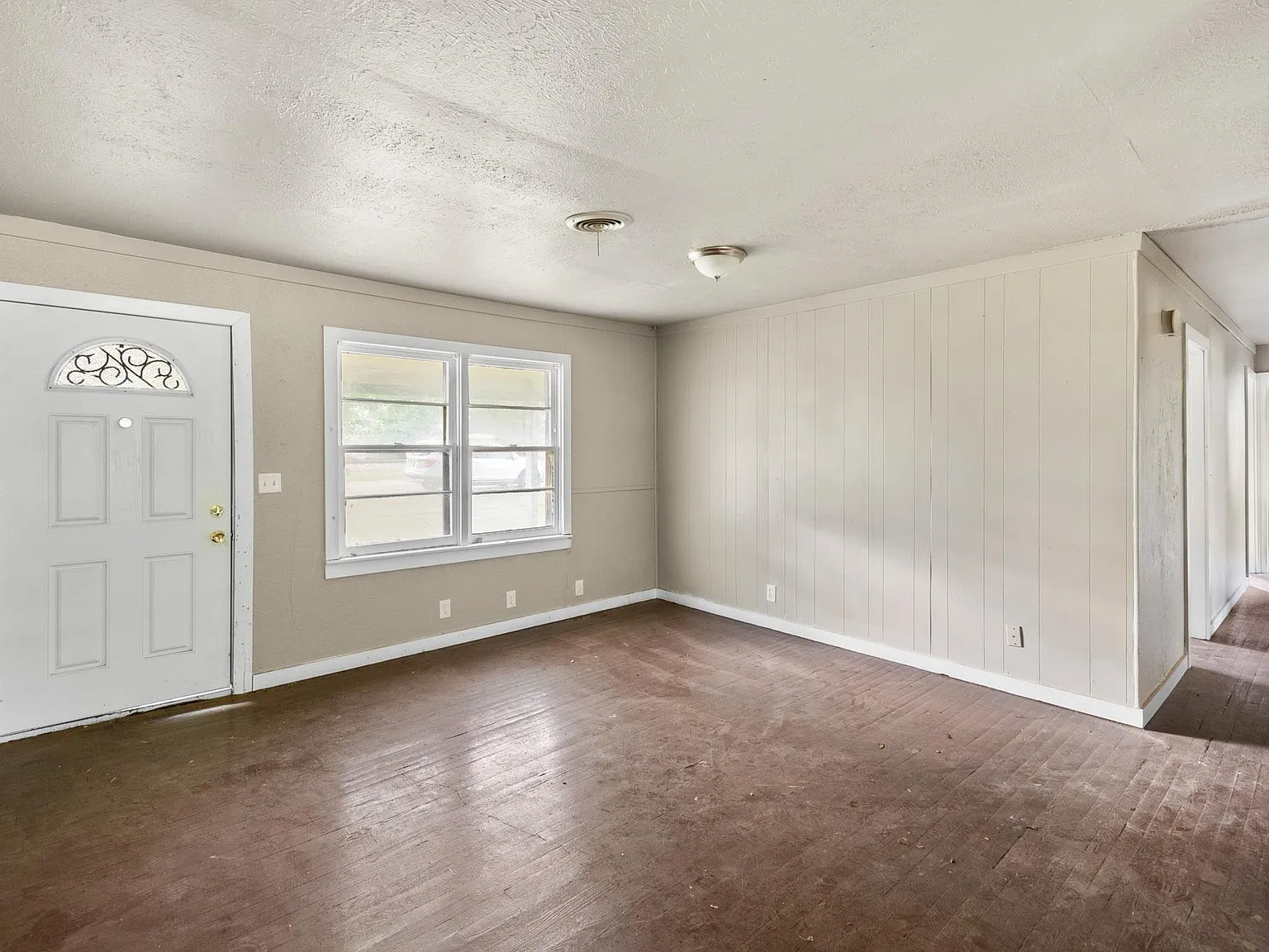 3 bed, 1.0 bath, 1008 sqft, $900 — Photo 2