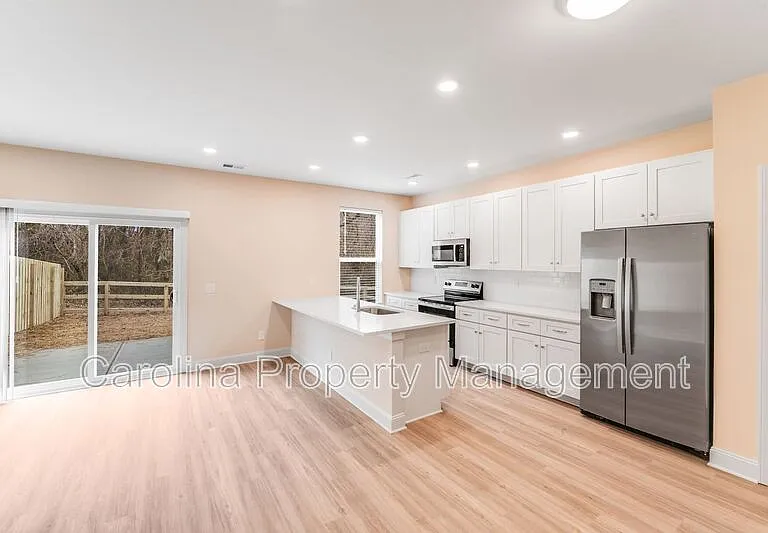 645 Brookwood St #B — Photo 11