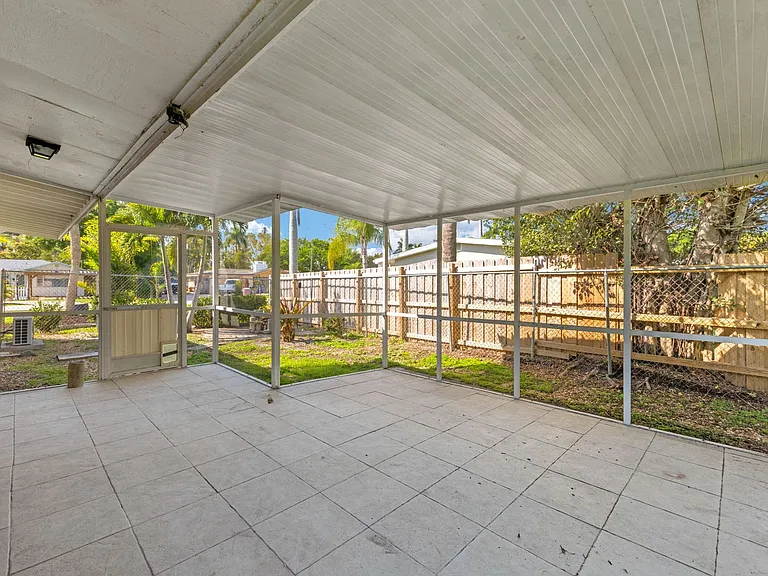 1561 Maravilla Ave — Photo 24