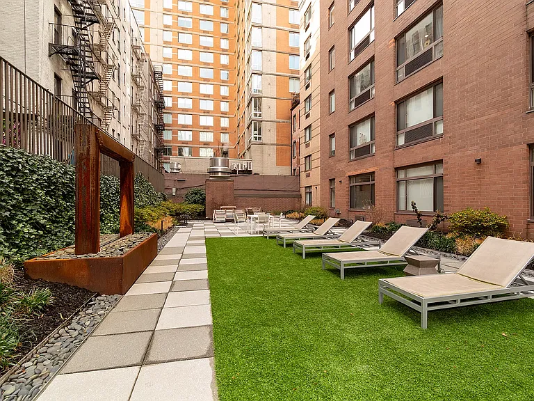311 W 50th St #3E — Photo 8