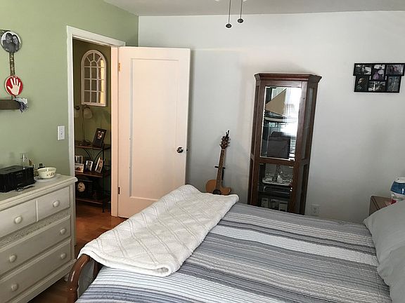 5th image of 104 SE 8th St