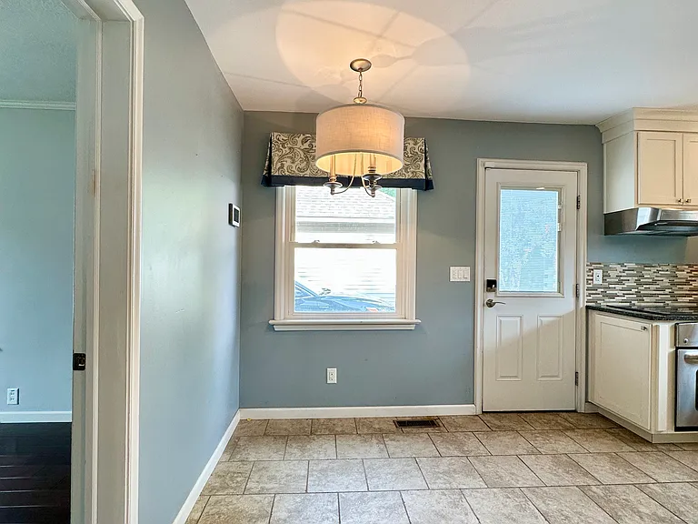 932 Robinson St — Photo 6