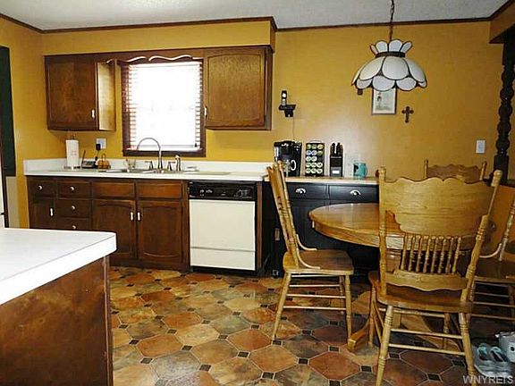 5th image of 19 Joann Dr