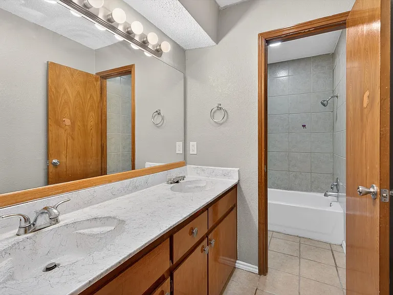 305 Cambridge Dr #305 — Photo 14