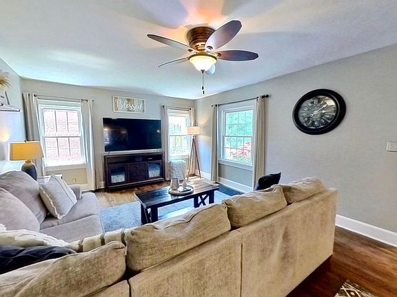 3rd image of 2914 Sanders Dr