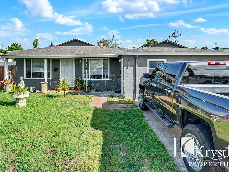 714 Gateway Dr — Photo 2