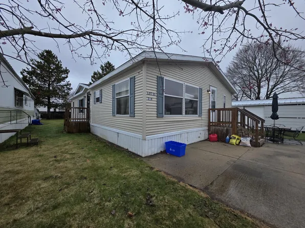 219 Circle Dr, Fremont, MI 49412