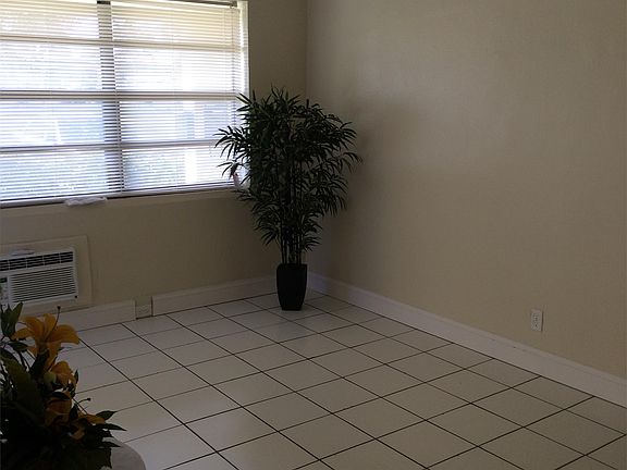 4th image of 380 SE 12th Ave APT 4