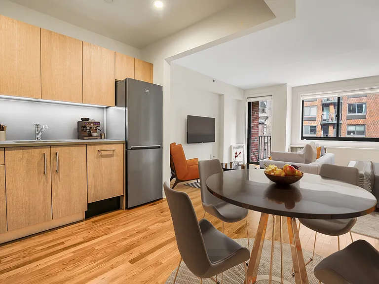 101 W 15th St #203 — Photo 3