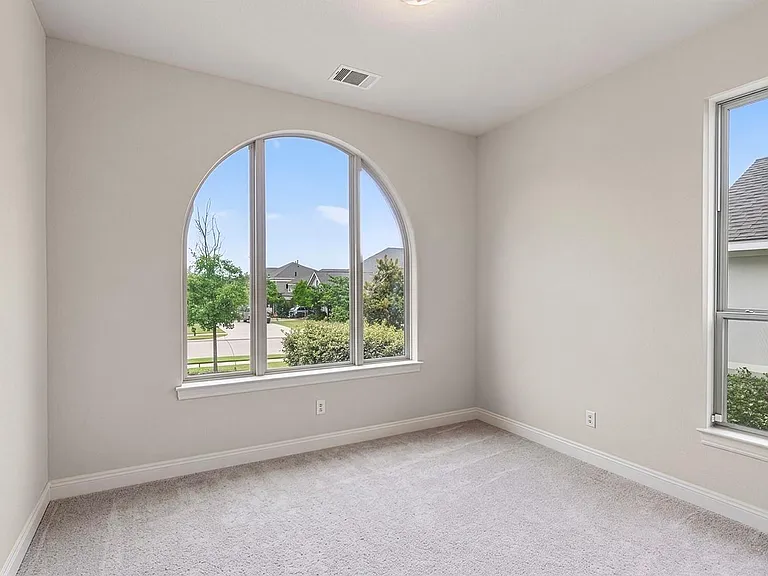 402 Gulfton St — Photo 5