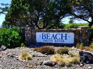 360 Shoreline Dr, Smith River, CA 95567