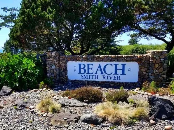 360 Shoreline Dr, Smith River, CA 95567