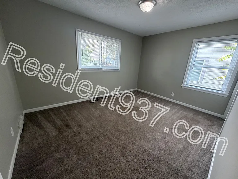 1047 Blakley Dr — Photo 11