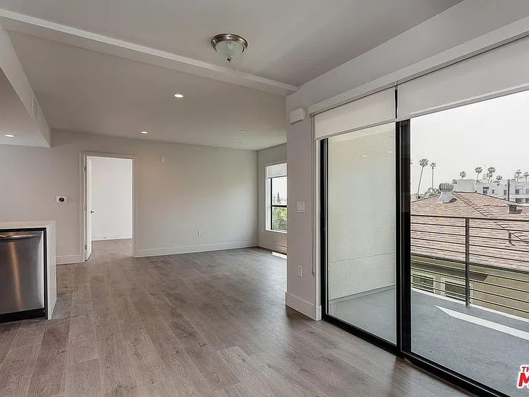 1306 N Orange Dr — Photo 17