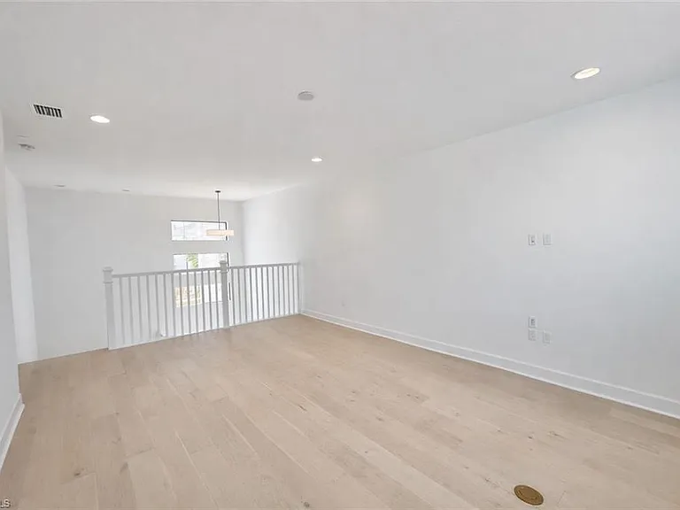 12770 Woodbury Dr — Photo 9