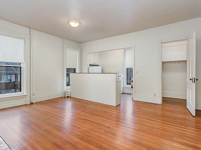 1000 Center Ave #8 — Photo 2