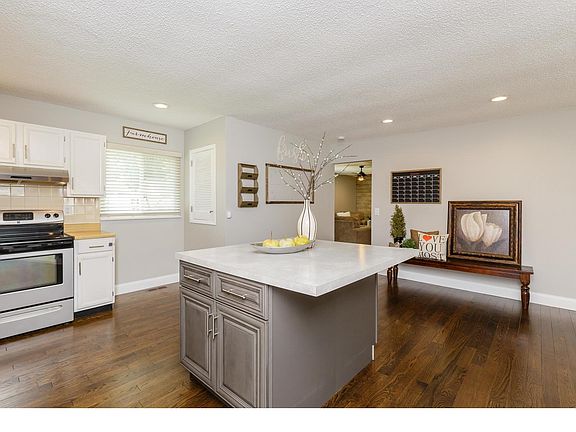 Nice sized island with plenty of room for bar stool
