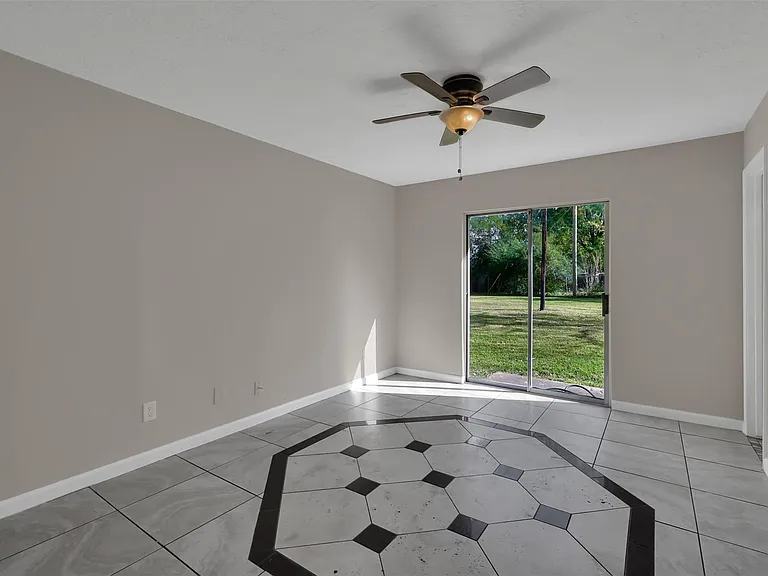 1018 Surrey Ct — Photo 17