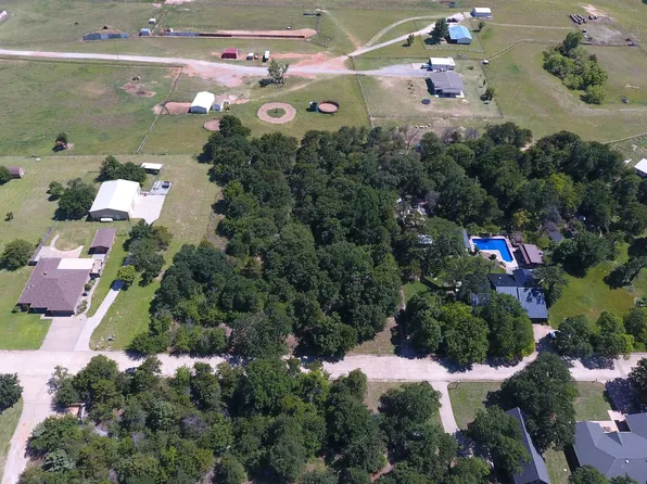18 Country Club Dr, Hennessey, OK 73742