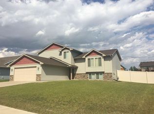 1404 28th St NW, Minot, ND 58703