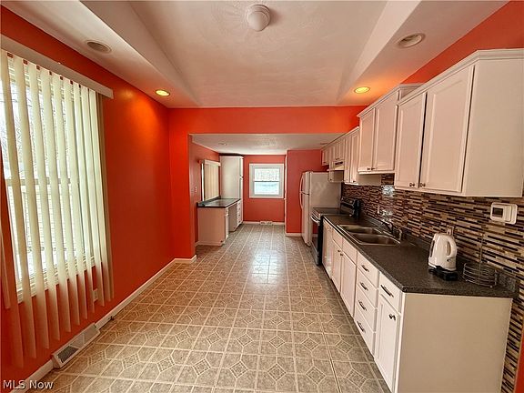 4th image of 527 N Raccoon Rd