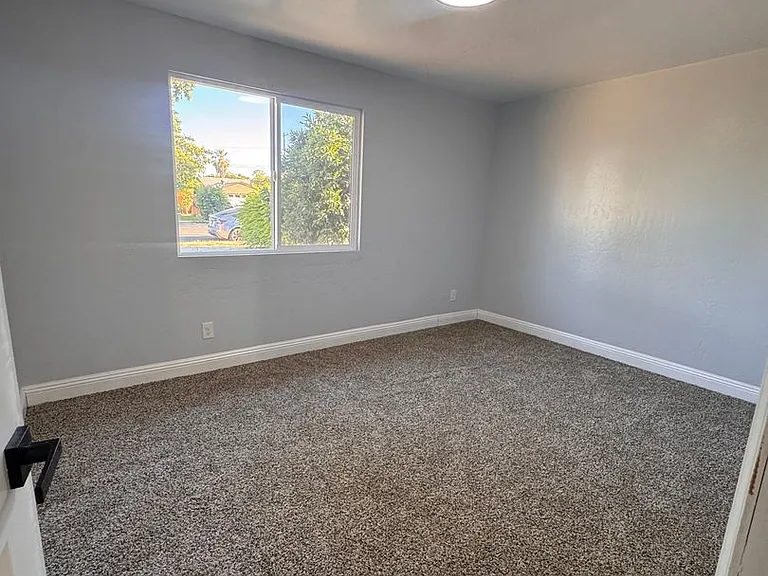 2719 E Norwich Ave — Photo 16