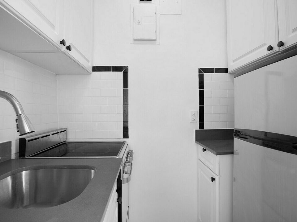 1st image of 208 W 23rd St APT 915