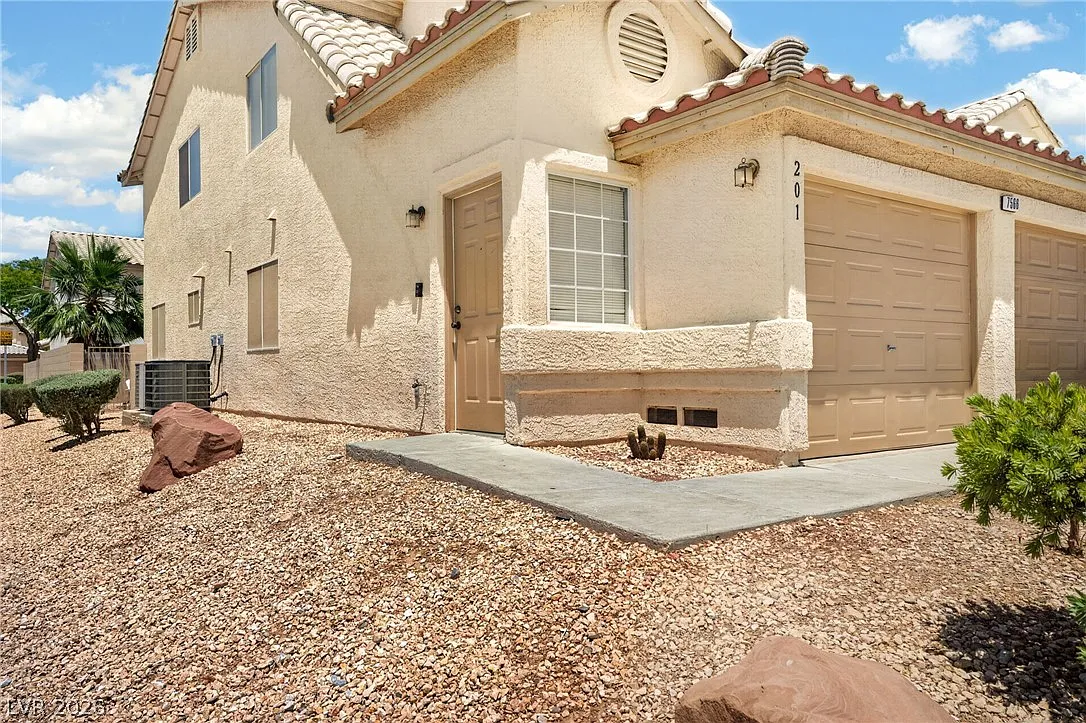 3 bed, 2.0 bath, 1219 sqft, $1,975 — Photo 2