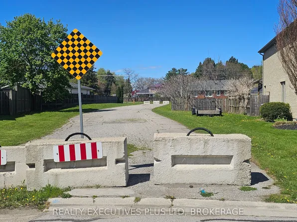 2441 Colangelo Dr, Niagara Falls, ON L2J 0E9