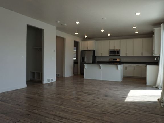 5th image of 1901 N Lemongrass Dr W
