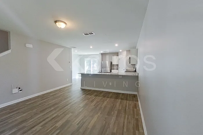 111 Lochwolde Dr — Photo 3