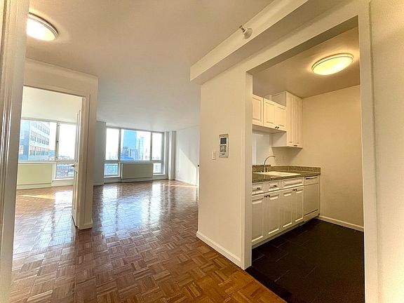 3rd image of 350 W 43rd St APT 27B