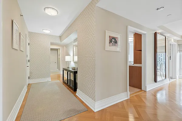 Sold by Sloane Square | media 19