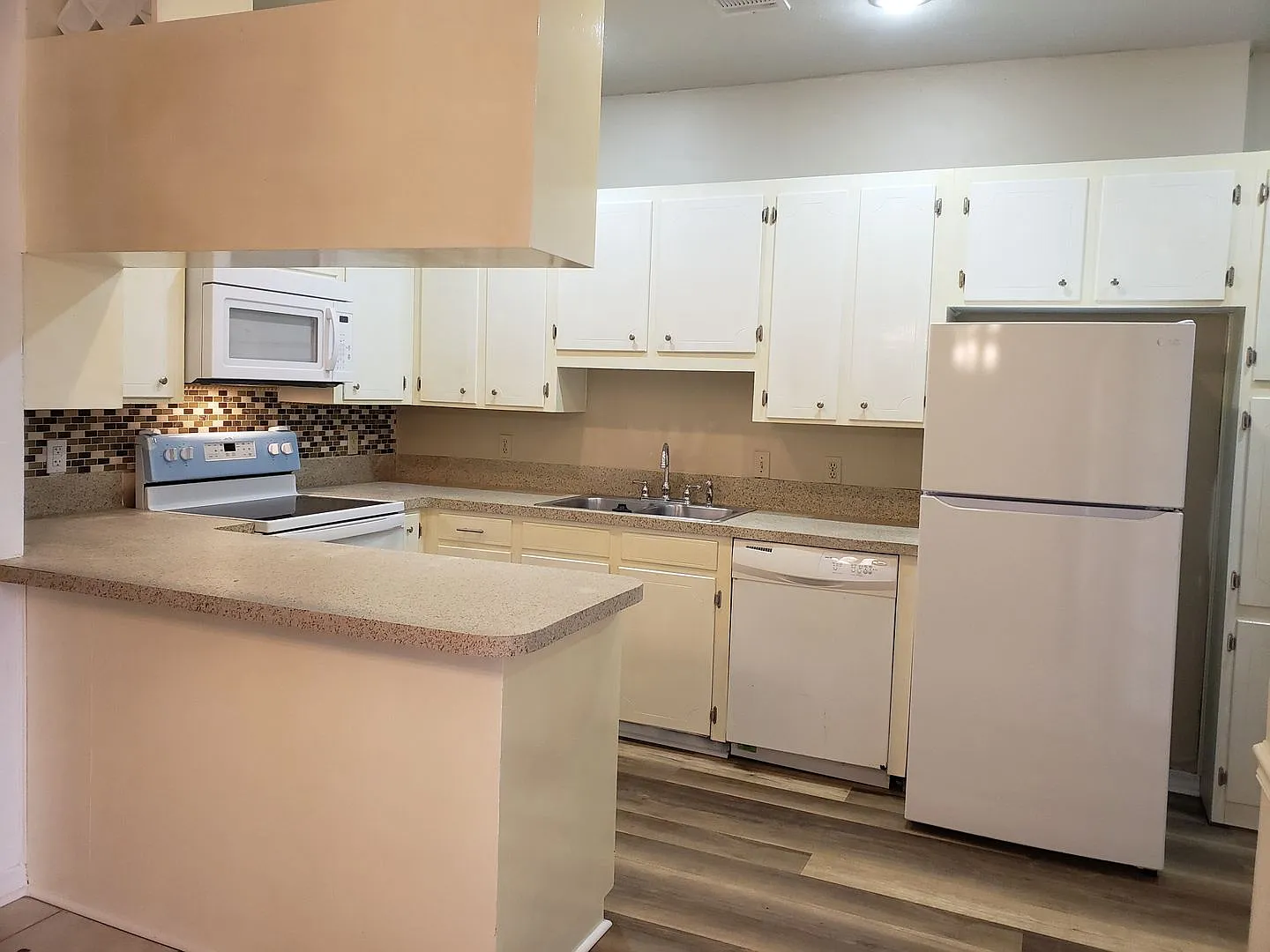 Remodeled 2 bedroom/1&1/2 bathroom in Eastwood on the Bayou — Photo 2