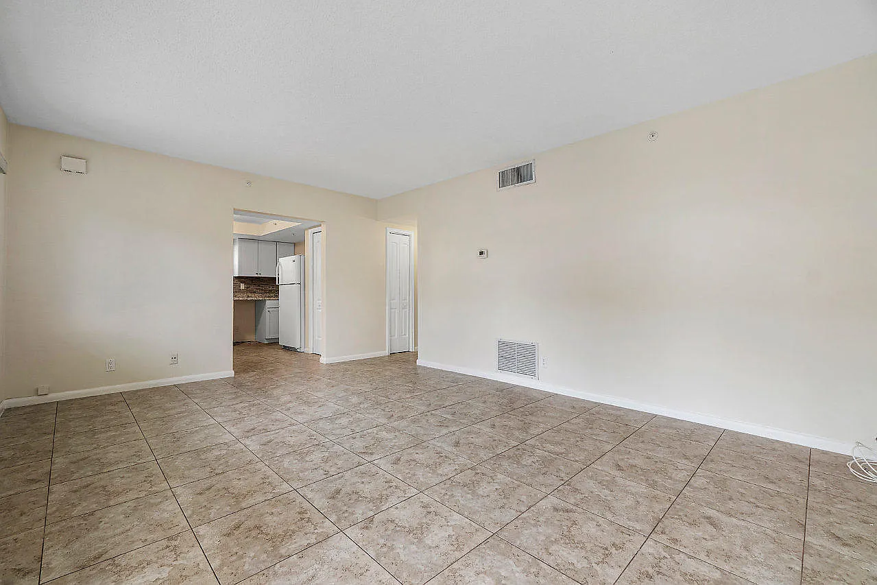 Studio, 980 sqft, $2,200 — Photo 2