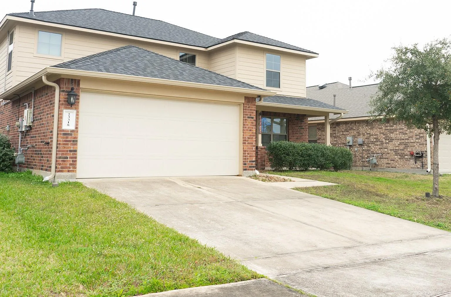 4 bed, 2.5 bath, 2728 sqft, $2,300 — Photo 1