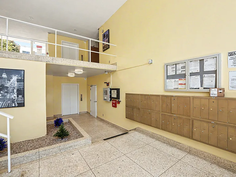 Hollywood Apartments — Photo 23