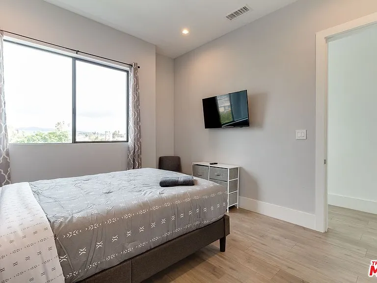 4826 W Pickford — Photo 36