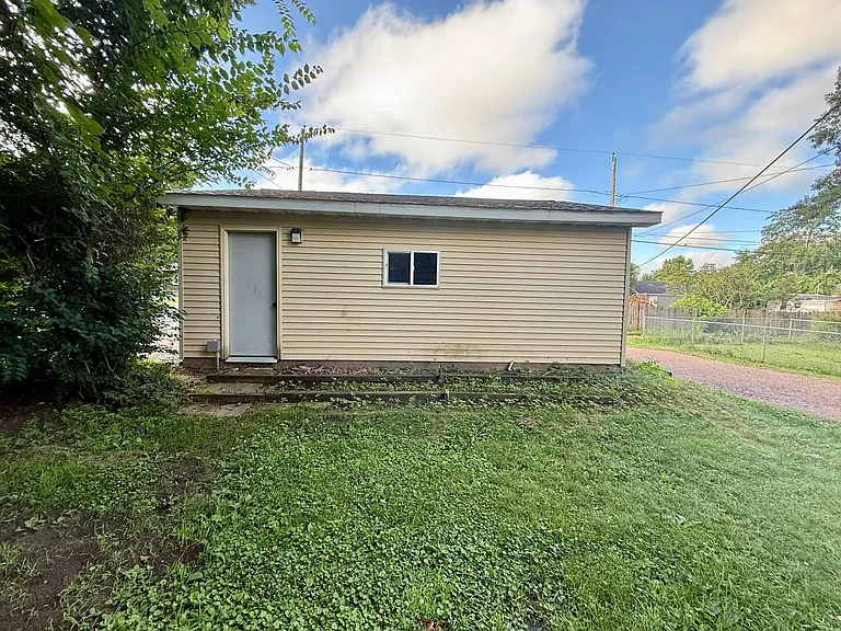 415 Weston Ave — Photo 26