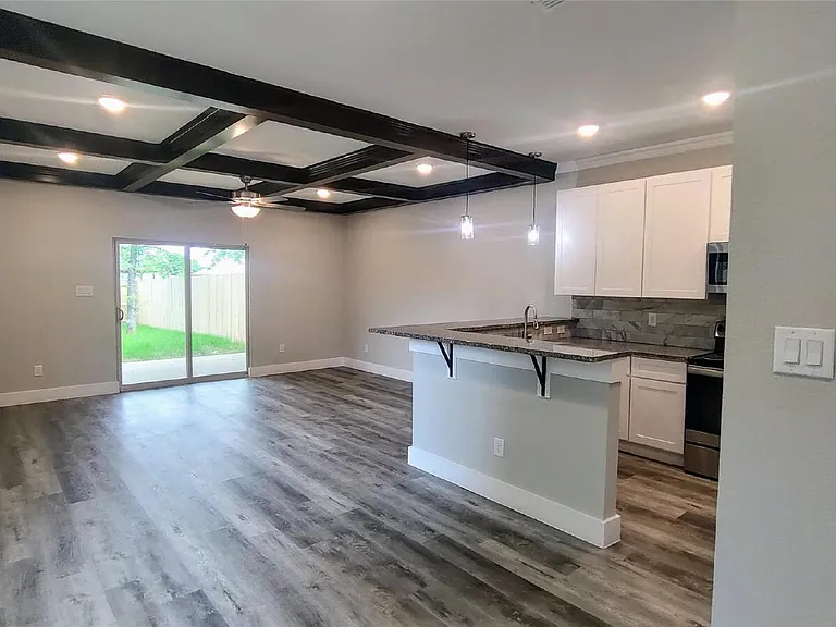 1705 Ash Crescent St — Photo 2