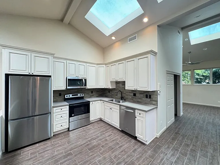 751 N Harper Ave — Photo 6