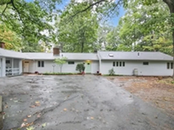 20 Hills Rd, Amherst, MA 01002